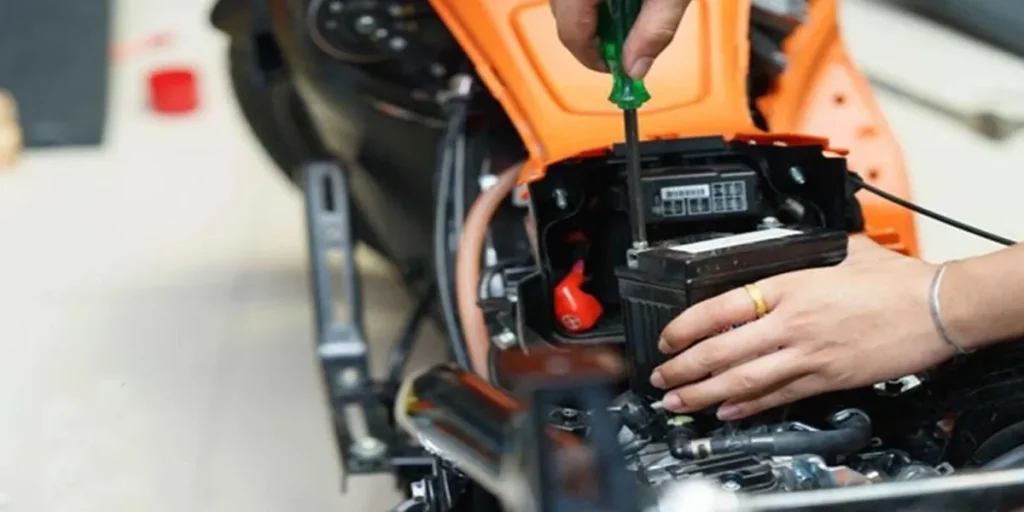 وقتی باتری موتور می‌ خوابه چیکار کنیم؟