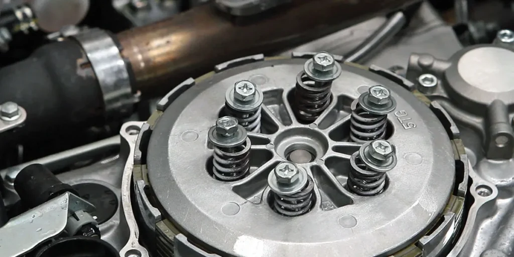 تعویض صفحه کلاچ موتور سیکلت