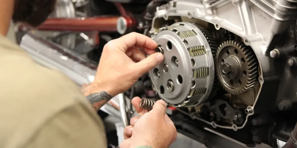 تعویض صفحه کلاچ موتور سیکلت